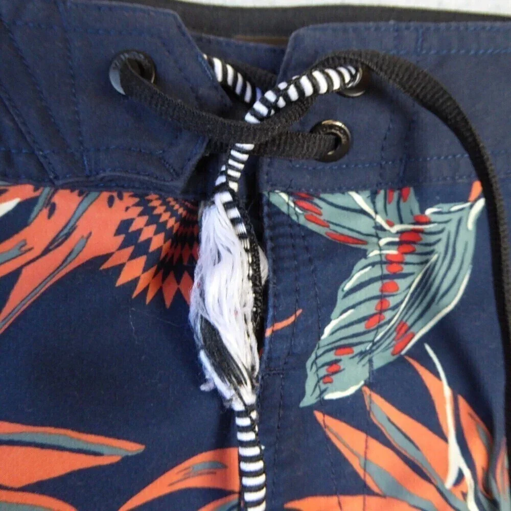 Volcom Boardshort Men's Size 32 Blue Floral Hawaiian Surf Beach Swim Trunks